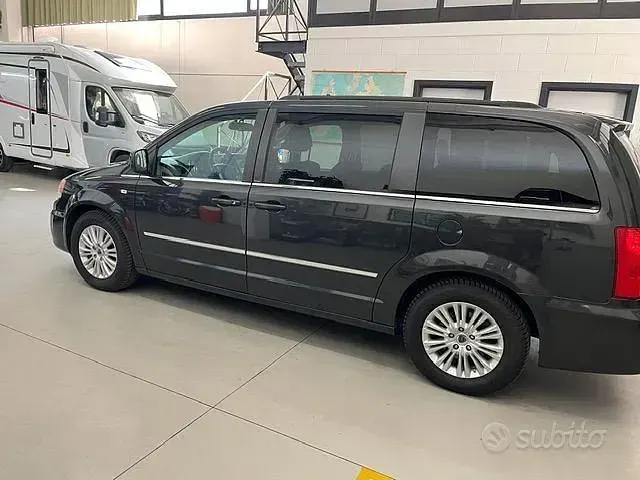 Usata Lancia Voyager 163 CV (119 kW) 2012 Grigio Monovolume