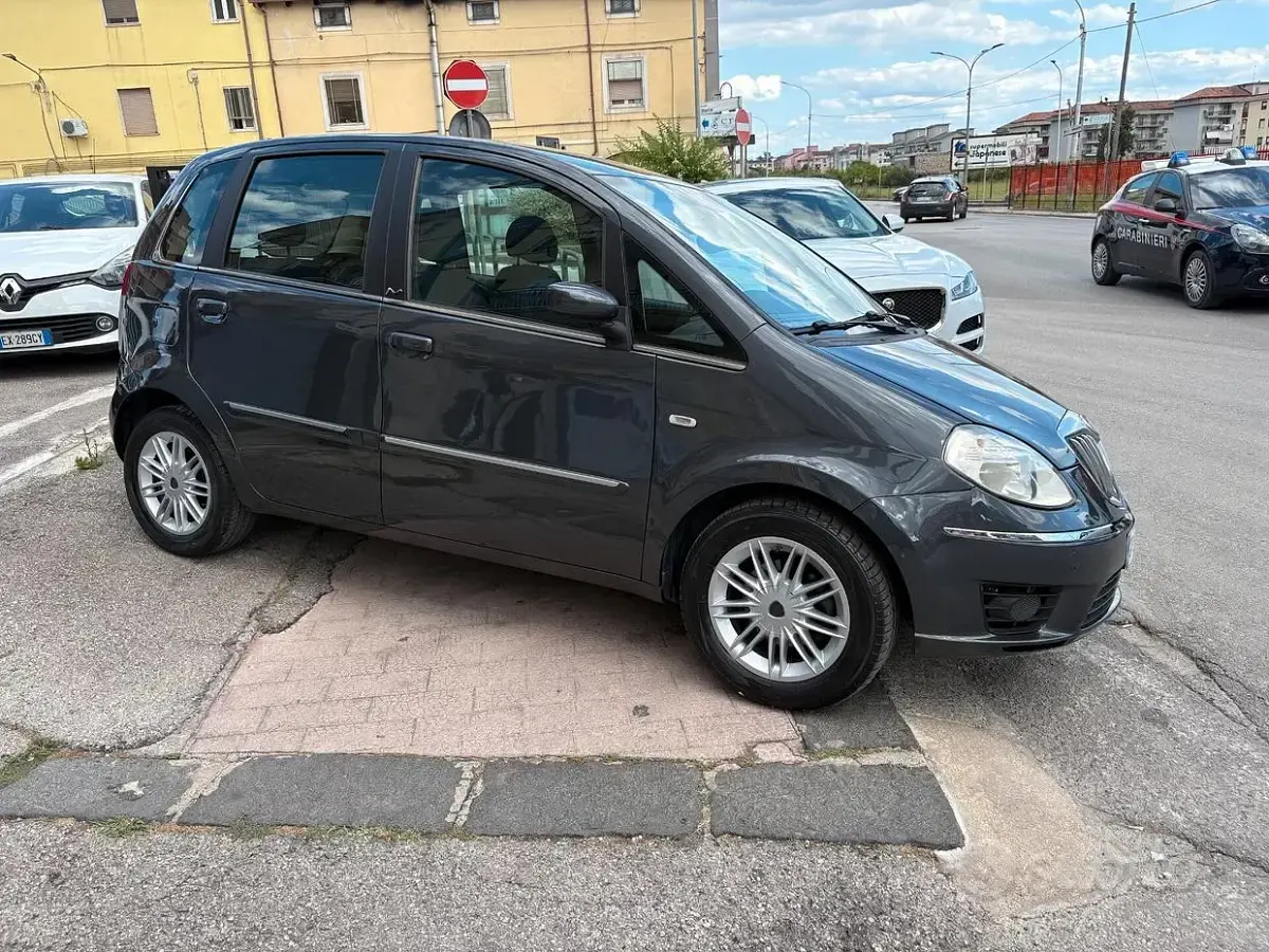 Usata Lancia Musa 90 CV (66 kW) 2008 Grigio Monovolume