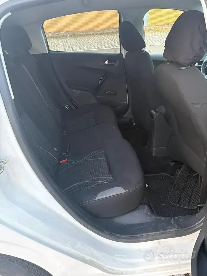 Usata Peugeot 208 68 CV (50 kW) 2013 Bianco Utilitaria