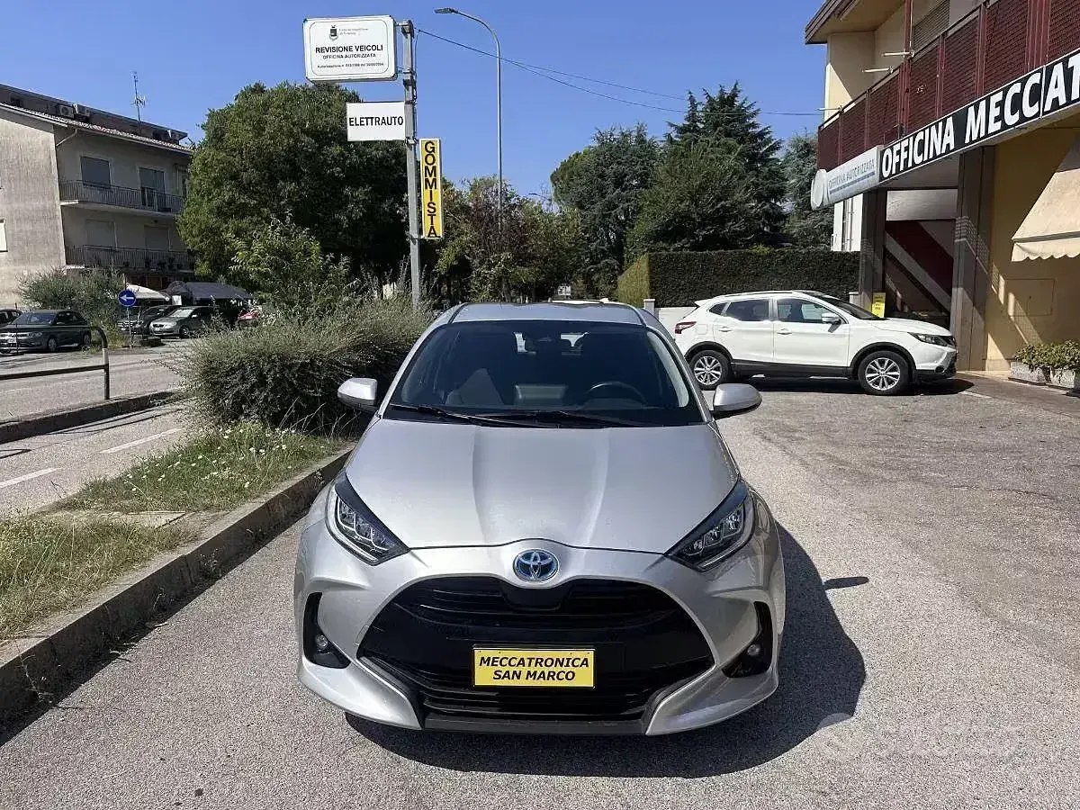 Usata Toyota Yaris Hybrid Trend 92 CV (67 kW) 2021 Grigio SUV