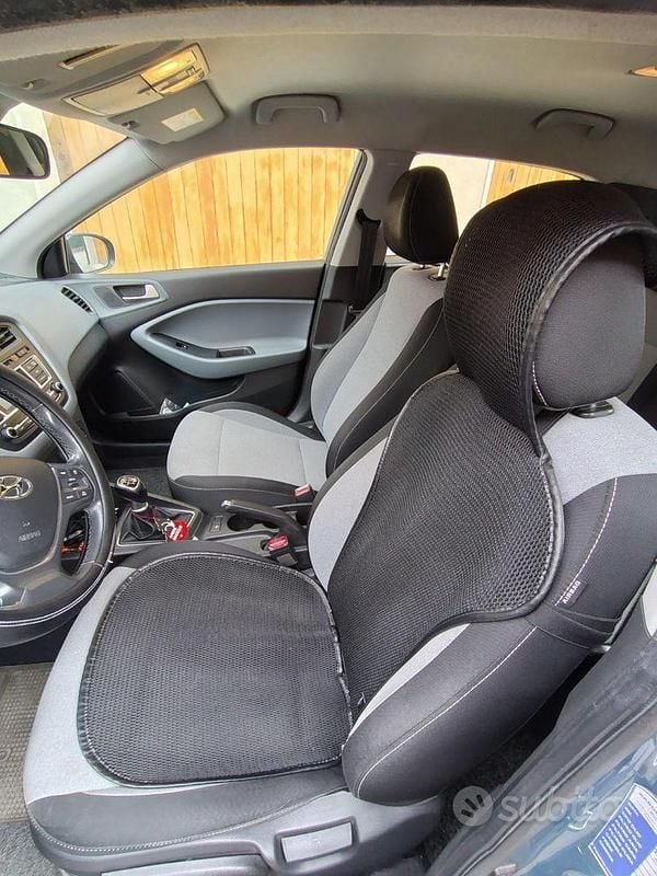 Usata Hyundai i20 Comfort 75 CV (55 kW) 2015 Blu Berlina