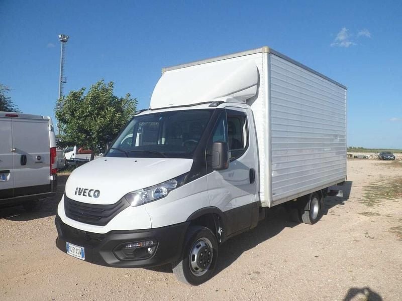 Bianco Usata 2022 Iveco Daily Furgone | 26.000 € (Buon prezzo) - Immagine 1/4