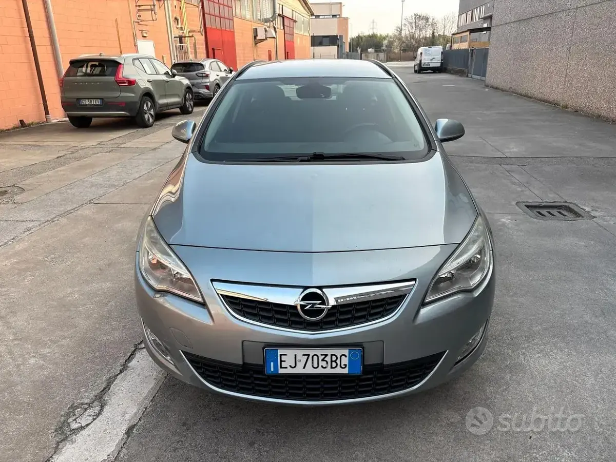 Używany Opel Astra Cosmo 115 KM (84 kW) 2011 Niebieski Kombi