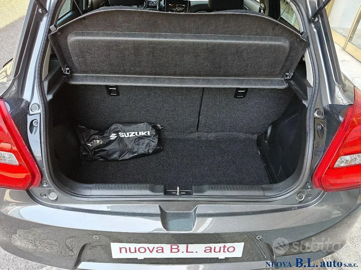Usata Suzuki Swift 83 CV (61 kW) 2023 Grigio Utilitaria