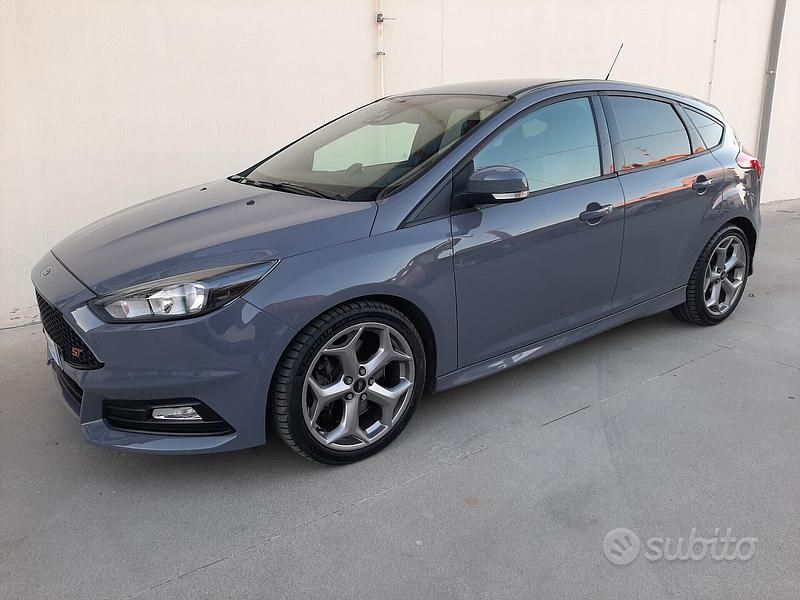 Usata Ford Focus ST 250 CV (183 kW) 2016 Grigio Berlina