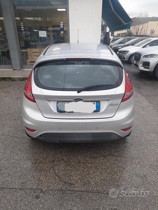 Usata Ford Fiesta 82 CV (60 kW) 2011 Grigio Utilitaria