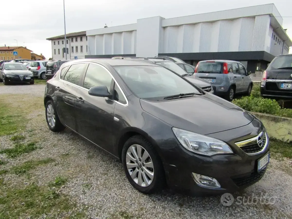 Usata Opel Astra 110 CV (80 kW) 2011 Grigio Berlina