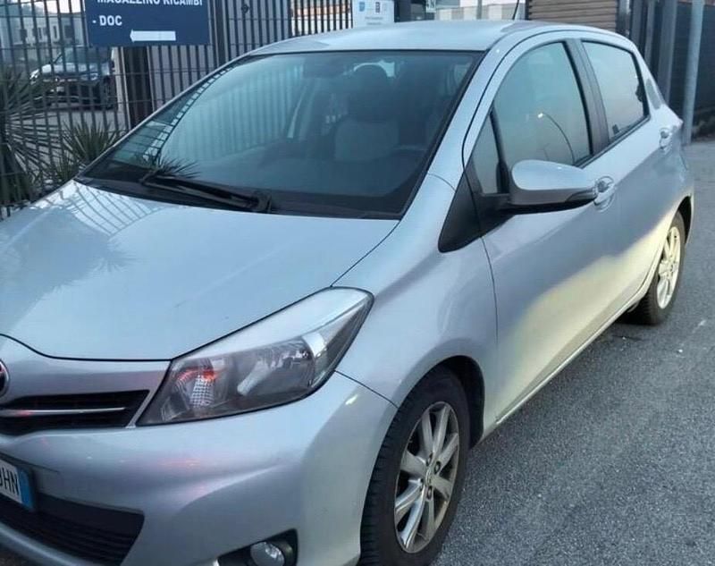 Usata Toyota Yaris Lounge 89 CV (65 kW) 2013 Grigio Utilitaria