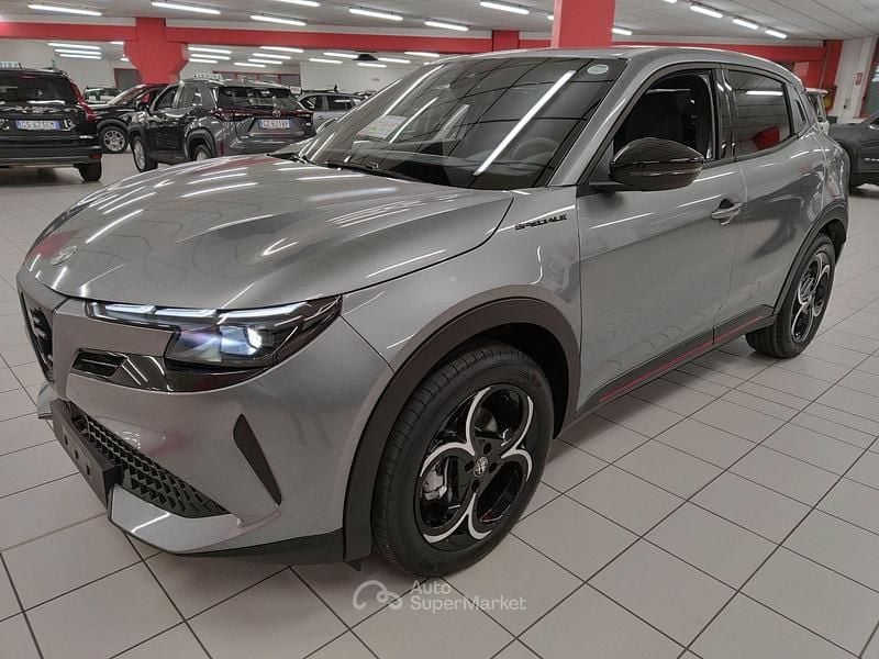 Käytetty Alfa Romeo Junior Edizione Speciale 136 HP (100 kW) 2025 Katumaasturi