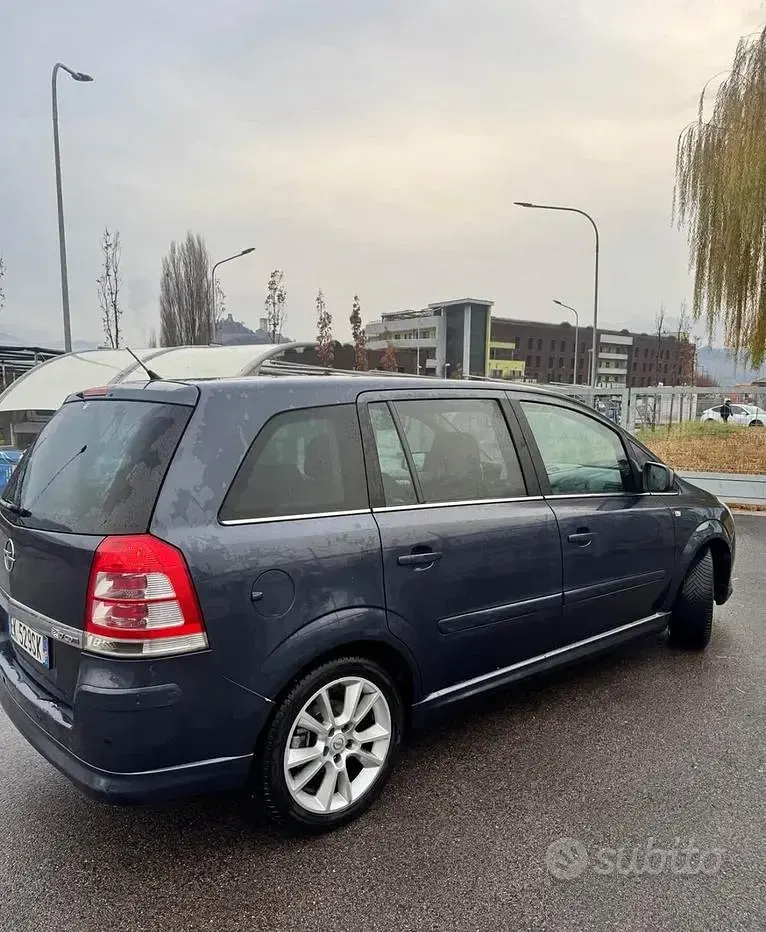 Usata Opel Zafira 125 CV (91 kW) 2011 Grigio Monovolume
