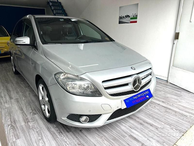 Usata Mercedes B180 Premium 122 CV (89 kW) 2012 Grigio Monovolume
