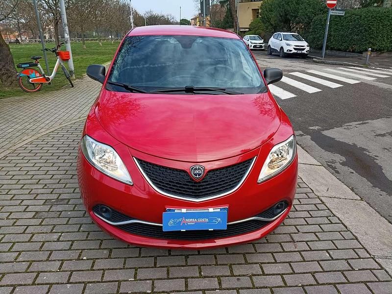 Usata Lancia Ypsilon Gold 69 CV (50 kW) 2017 Rosso Utilitaria