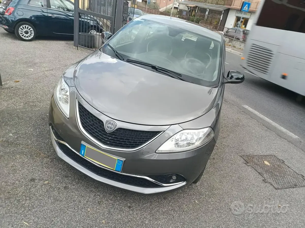 Usata Lancia Ypsilon Gold 69 CV (50 kW) 2018 Grigio Utilitaria