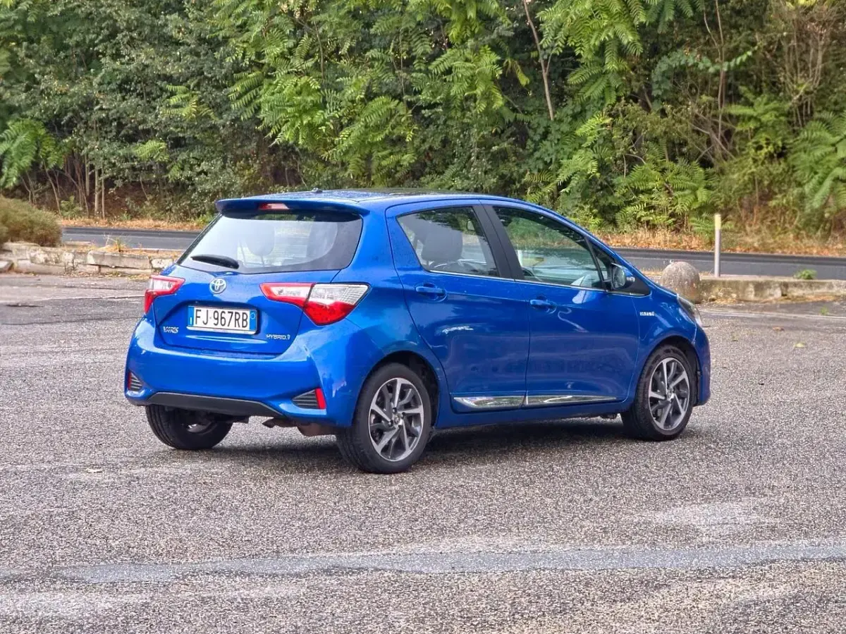 Usata Toyota Yaris Hybrid Edition 73 CV (53 kW) 2017 Blu Berlina