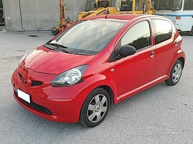 Usata Toyota Aygo 68 CV (50 kW) 2007 Rosso Utilitaria