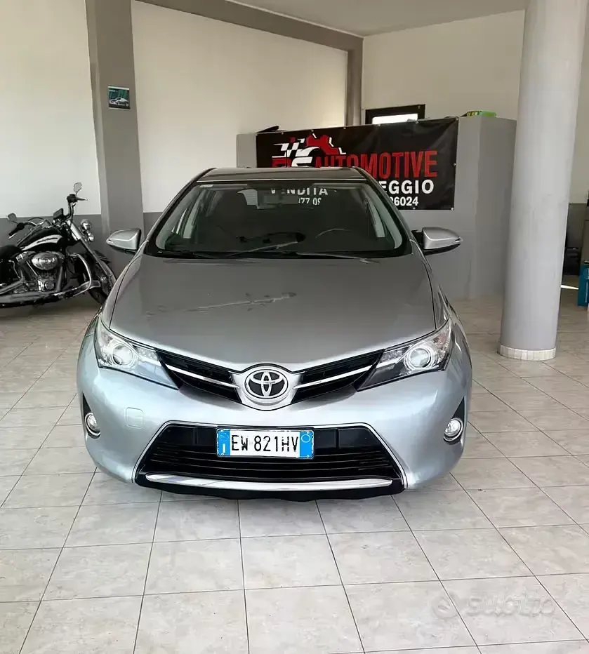 Usata Toyota Auris Lounge 90 CV (66 kW) 2014 Grigio Berlina