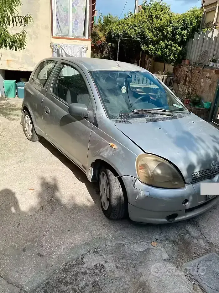 Usata Toyota Yaris 86 CV (63 kW) 2000 Grigio Berlina