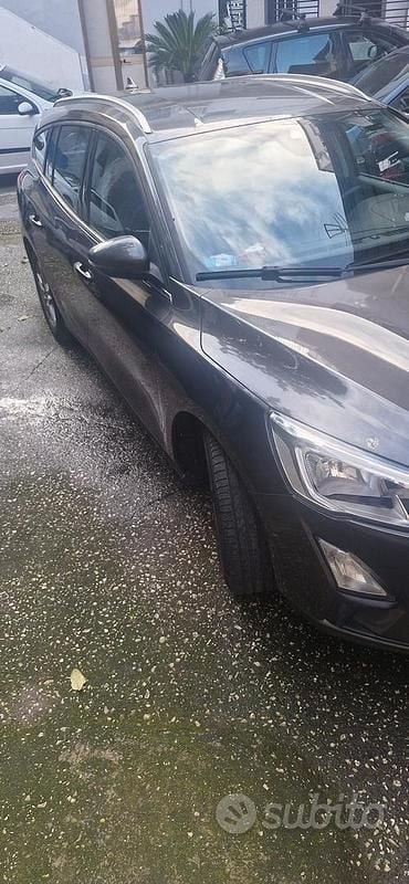 Usata Ford Focus 120 CV (88 kW) 2019 Grigio Station wagon