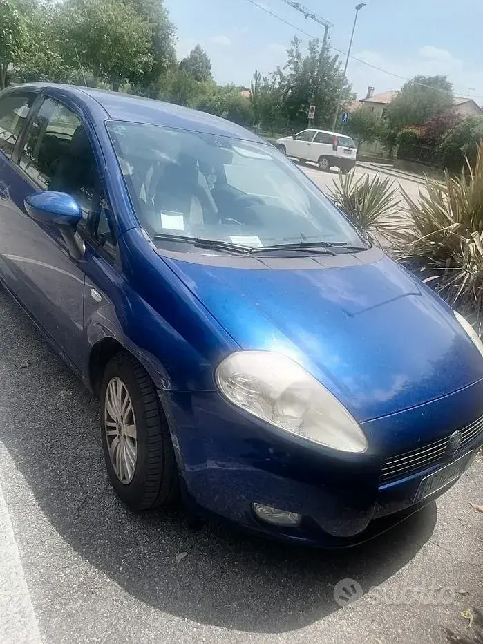 Usata Fiat Grande Punto Emotion 90 CV (66 kW) 2006 Bluazzurro Utilitaria