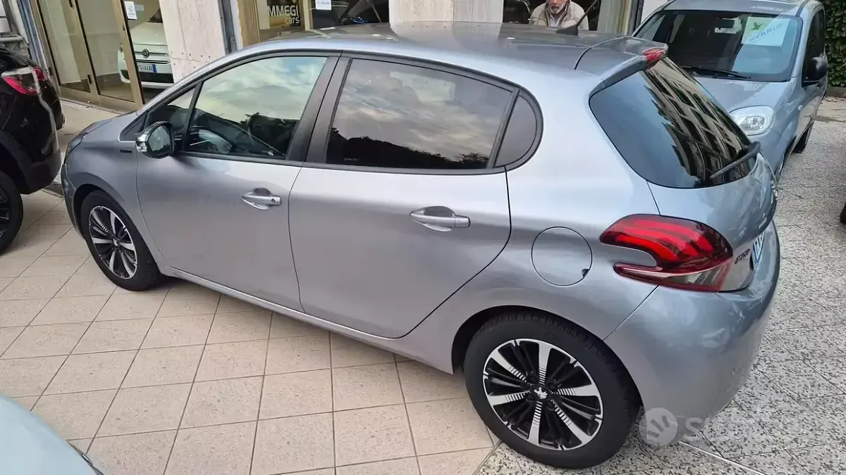 Usata Peugeot 208 Active 83 CV (61 kW) 2019 Grigio Utilitaria