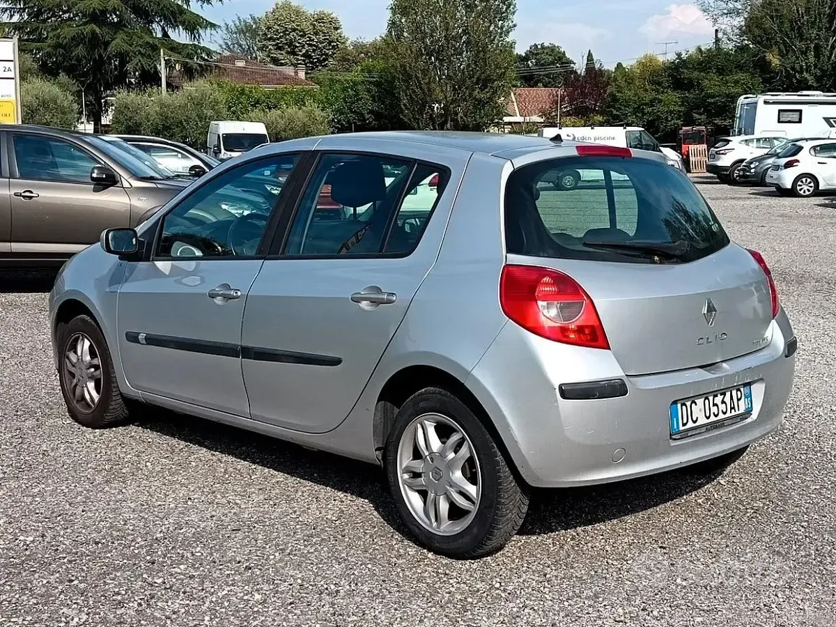 Usata Renault Clio II 75 CV (55 kW) 2006 Grigio Berlina
