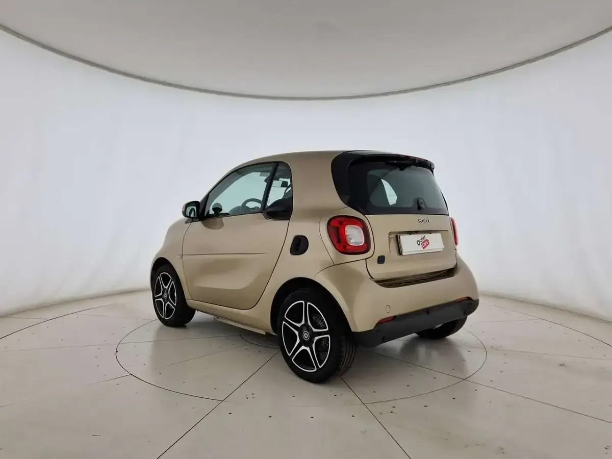 Usata Smart ForTwo Electric Drive Passion 41 kW (56 CV) 2021 Oro Berlina