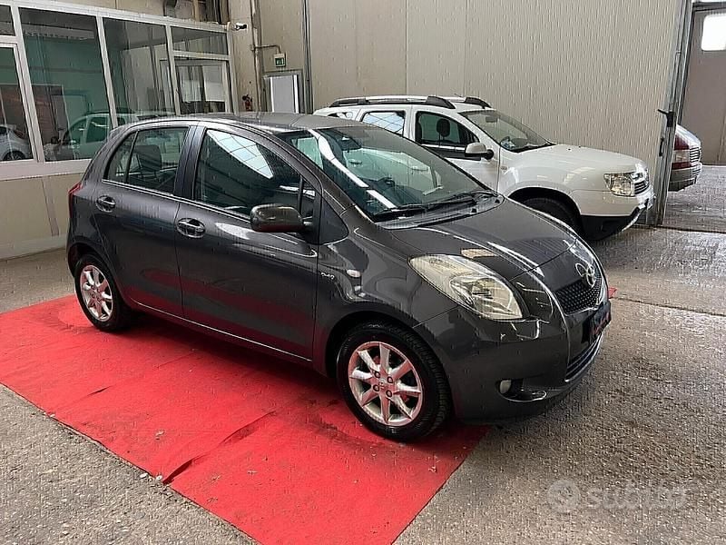 Usata Toyota Yaris 90 CV (66 kW) 2008 Grigio Utilitaria