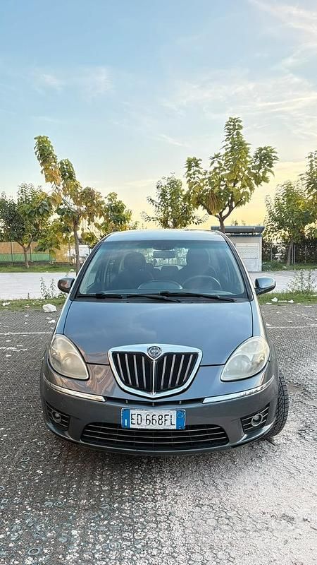 Usata Lancia Musa 90 CV (66 kW) 2011 Grigio Monovolume