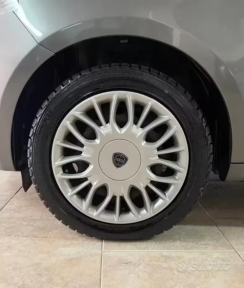 Usado Lancia Ypsilon S 95 HP (69 kW) 2017 Cinzento Citadino