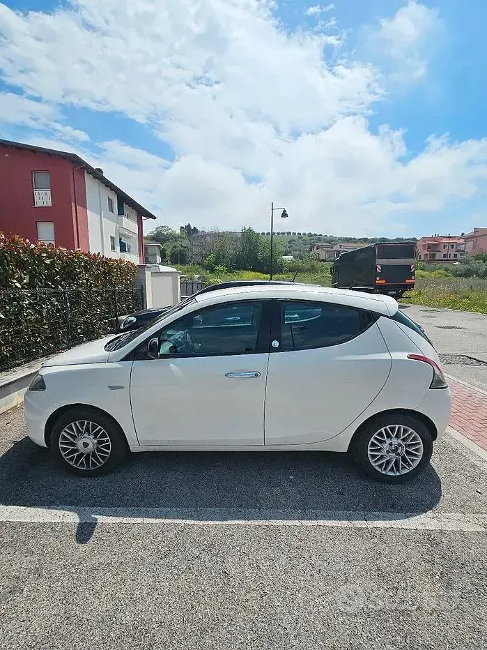 Usata Lancia Ypsilon 69 CV (50 kW) 2014 Bianco Utilitaria