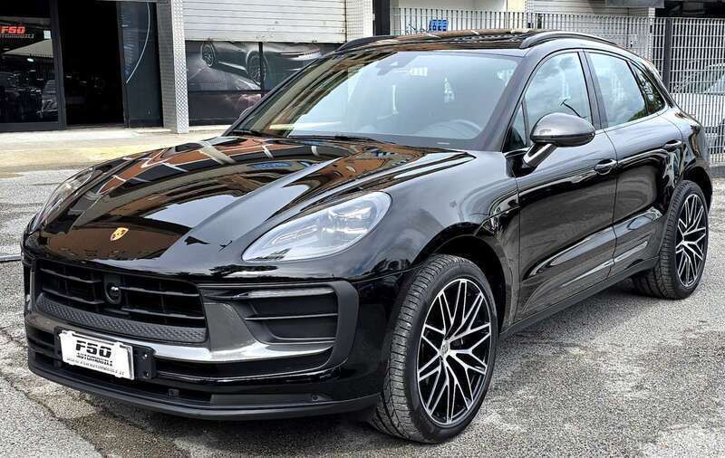 Nero Usata 2024 Porsche Macan SUV | 79.500 € (Cara) - Immagine 1/4