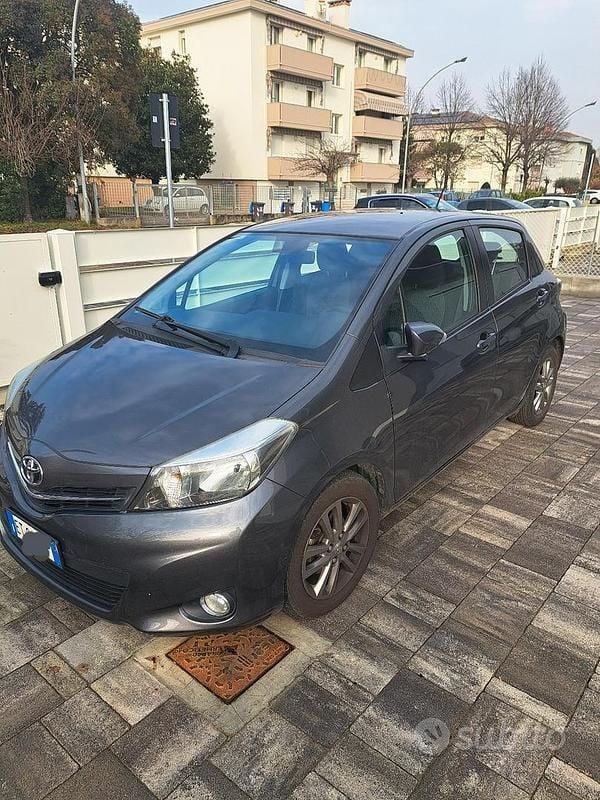 Grigio Usata 2014 Toyota Yaris Tre volumi | 5900 € (Super prezzo) - Immagine 1/4