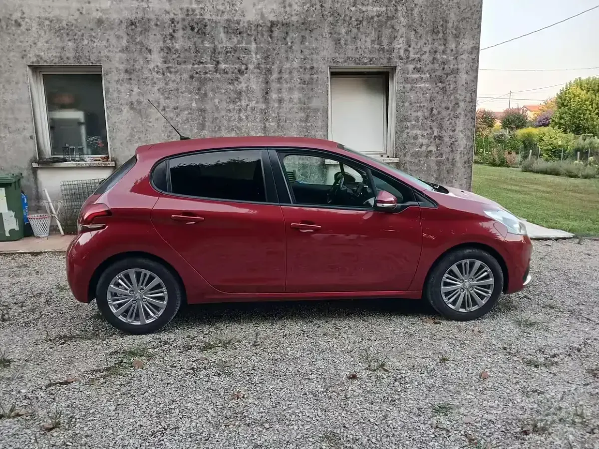 Usata Peugeot 208 82 CV (60 kW) 2017 Rosso Utilitaria