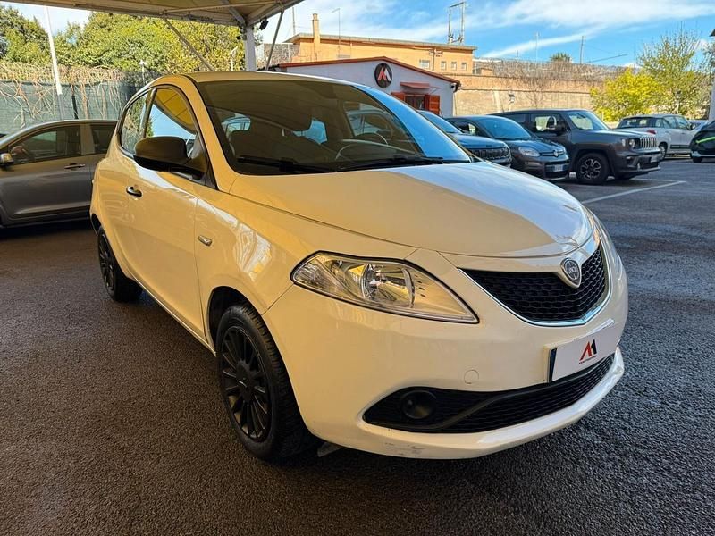 Usata Lancia Ypsilon Silver 69 CV (50 kW) 2021 Bianco Utilitaria
