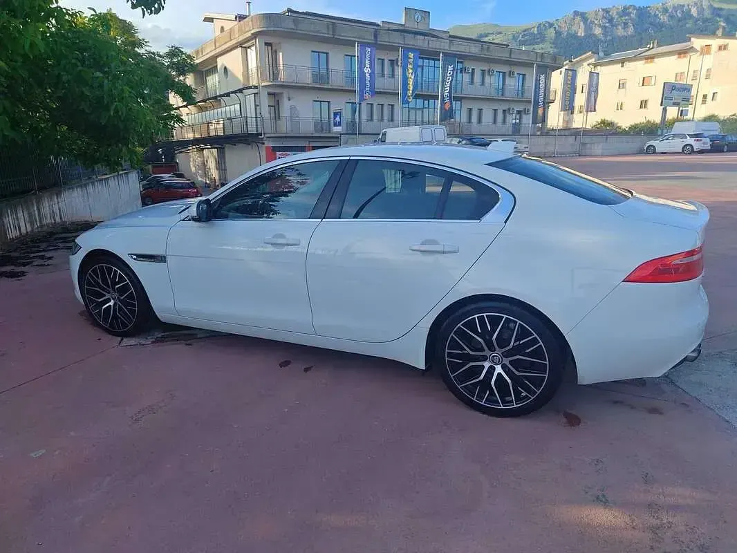 Usata Jaguar XE 200 CV (147 kW) 2019 Bianco Berlina