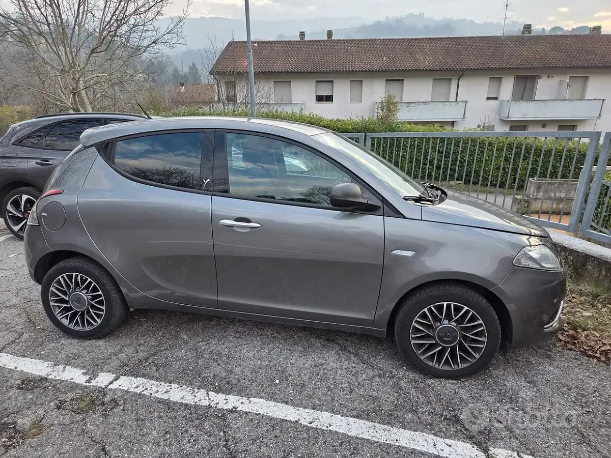 Usata Lancia Ypsilon 95 CV (69 kW) 2017 Grigio Utilitaria