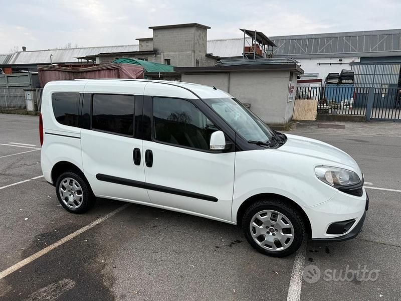 Usata Fiat Doblò Lounge 120 CV (88 kW) 2017 Bianco Monovolume