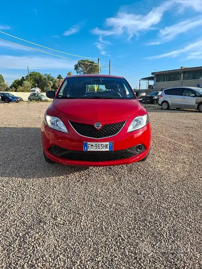 Usata Lancia Ypsilon 69 CV (50 kW) 2018 Rosso Utilitaria