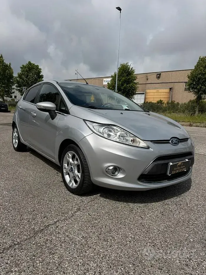 Second-hand Ford Fiesta Titanium 82 CP (60 kW) 2012 Gri Berlinǎ