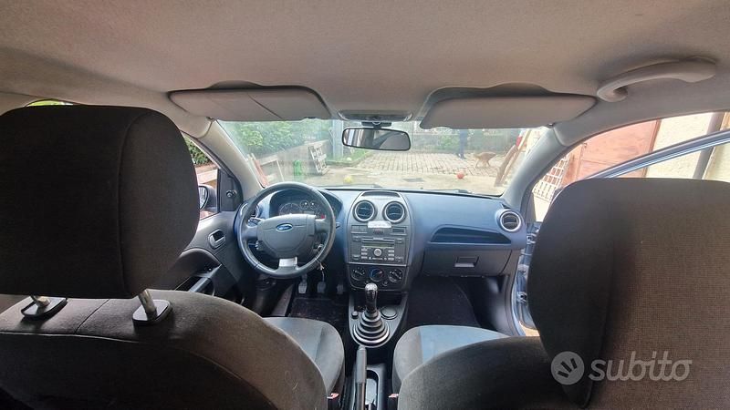 Usata Ford Fiesta 90 CV (66 kW) 2006 Berlina