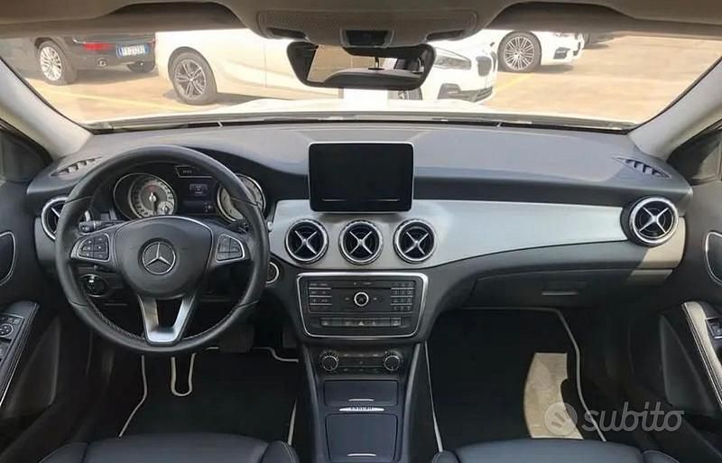 Usata Mercedes GLA200 Business 136 CV (100 kW) 2016 Bianco SUV