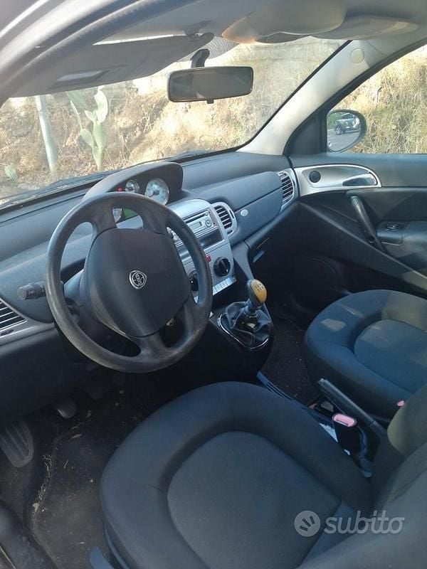 Usata Lancia Ypsilon 60 CV (44 kW) 2011 Grigio Utilitaria