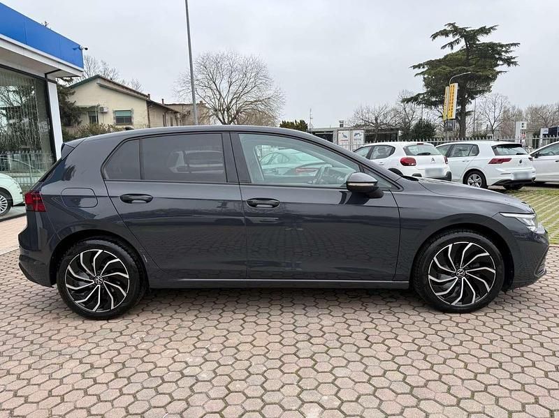 Usata VW Golf VIII Life 116 CV (85 kW) 2021 Grigio Berlina