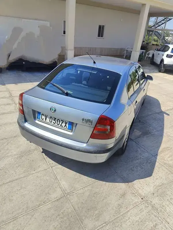 Usata Skoda Octavia Ambiente 105 CV (77 kW) 2005 Grigio Berlina