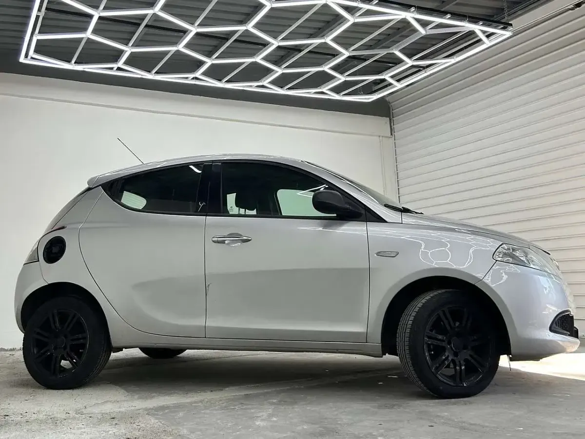 Usata Lancia Ypsilon 95 CV (69 kW) 2015 Argento Utilitaria