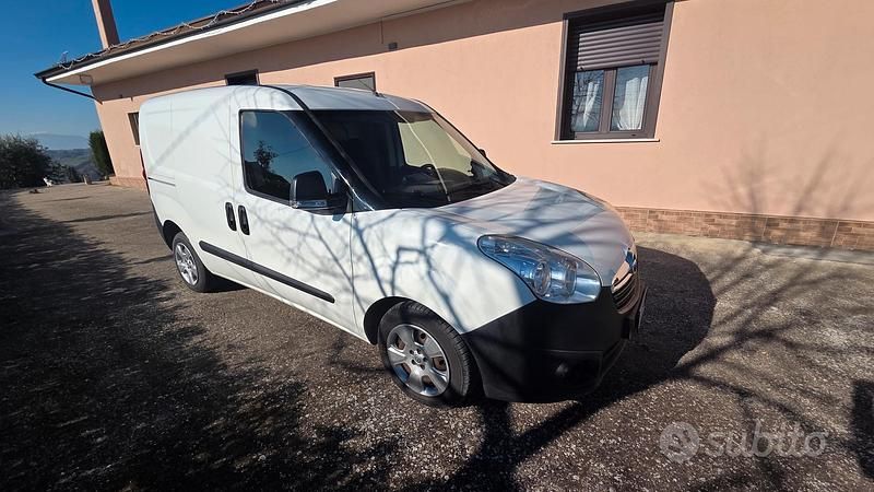 Usata Opel Combo 105 CV (77 kW) 2016 Bianco Monovolume