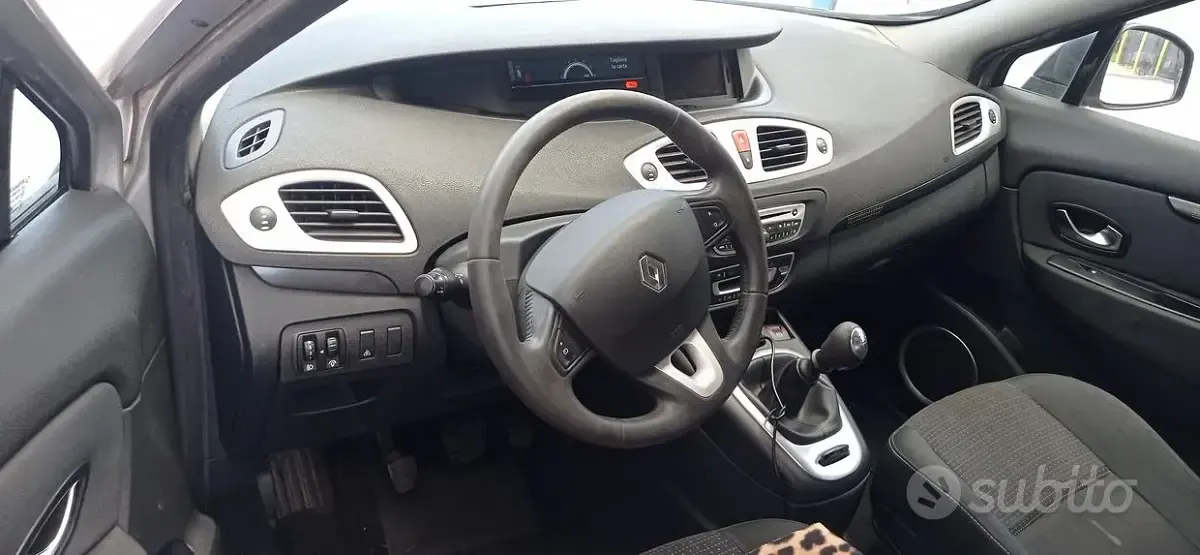 Usata Renault Scénic 106 CV (77 kW) 2010 Grigio Monovolume