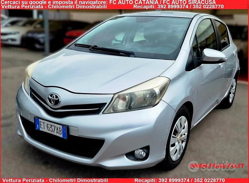 Usata Toyota Yaris Lounge 69 CV (50 kW) 2014 Grigio Utilitaria