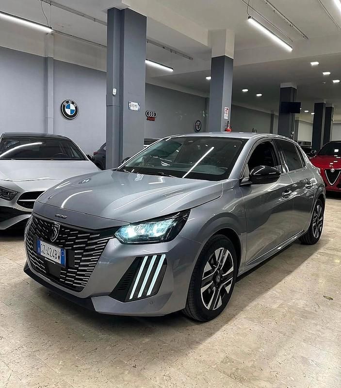 Usata Peugeot 208 Allure 101 CV (74 kW) 2025 Grigio Utilitaria