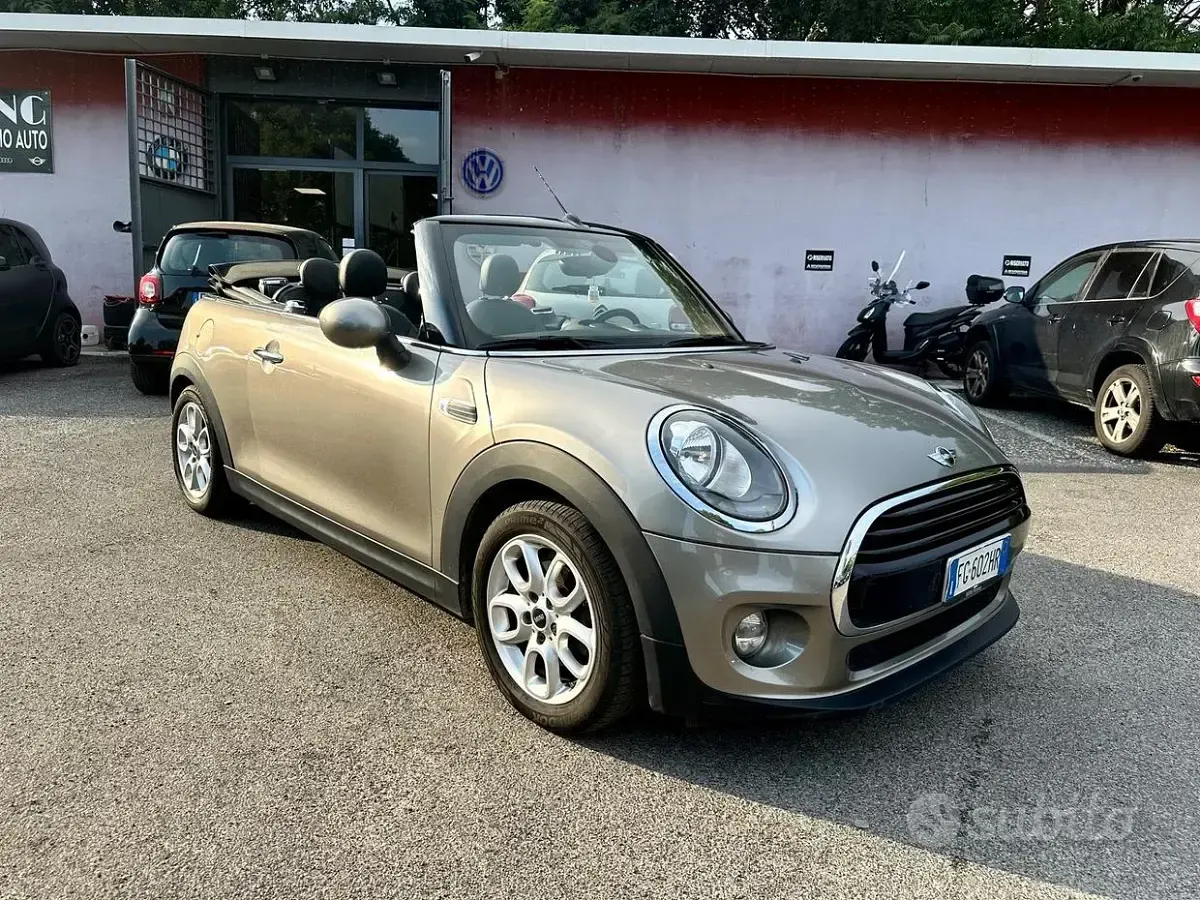 Usata Mini Cooper Cabriolet Hype 136 CV (100 kW) 2017 Cabrio